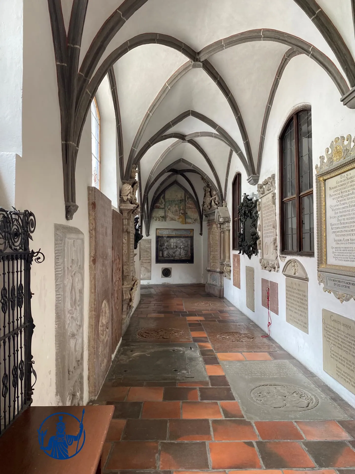 Gotischer Kreuzgang mit Grabplatten in Augsburg