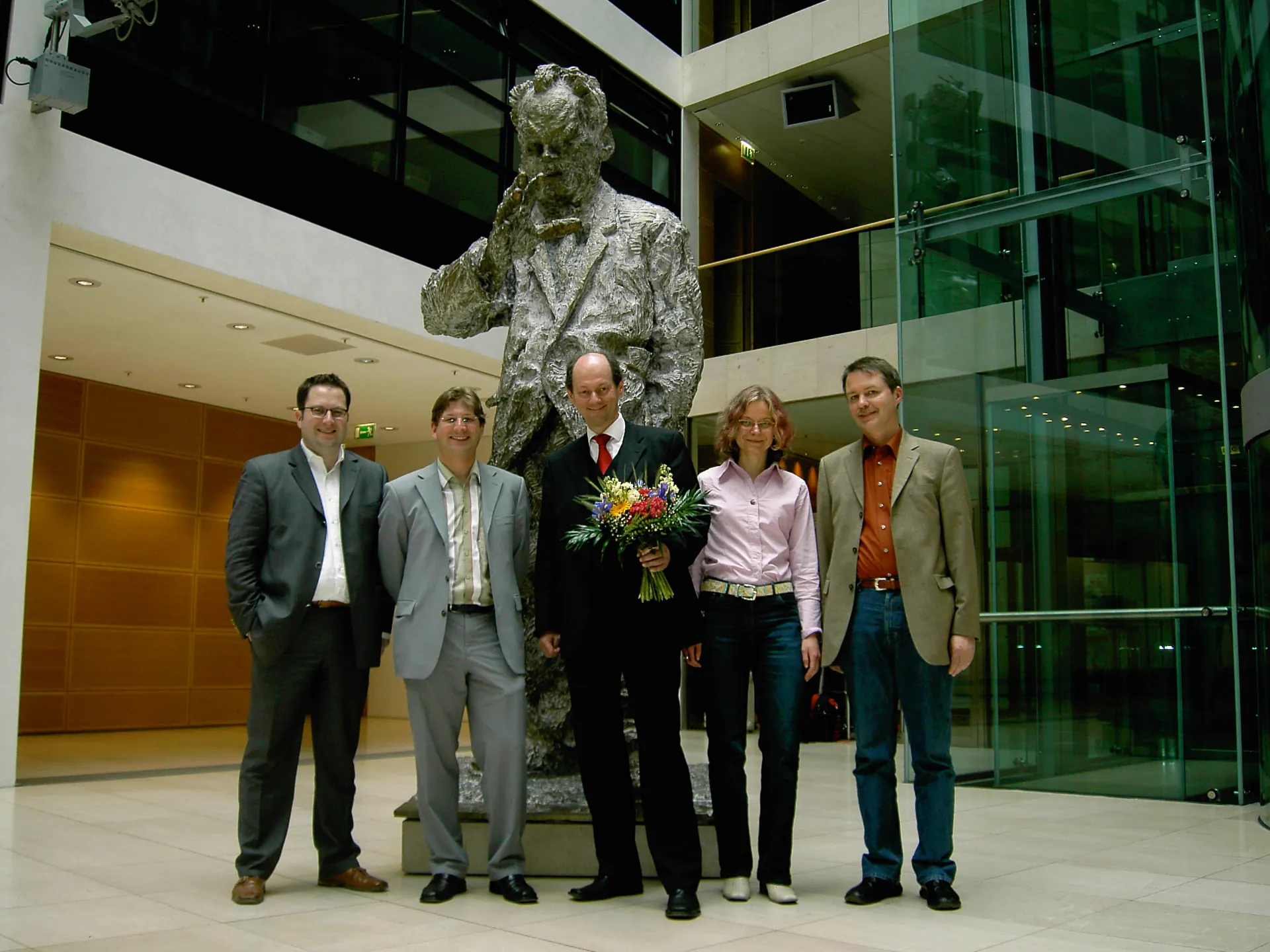 Die Delegation der ASJ-Schwaben vor der Skulptur Willy Brandts im Willy-Brandt-Haus Berlin