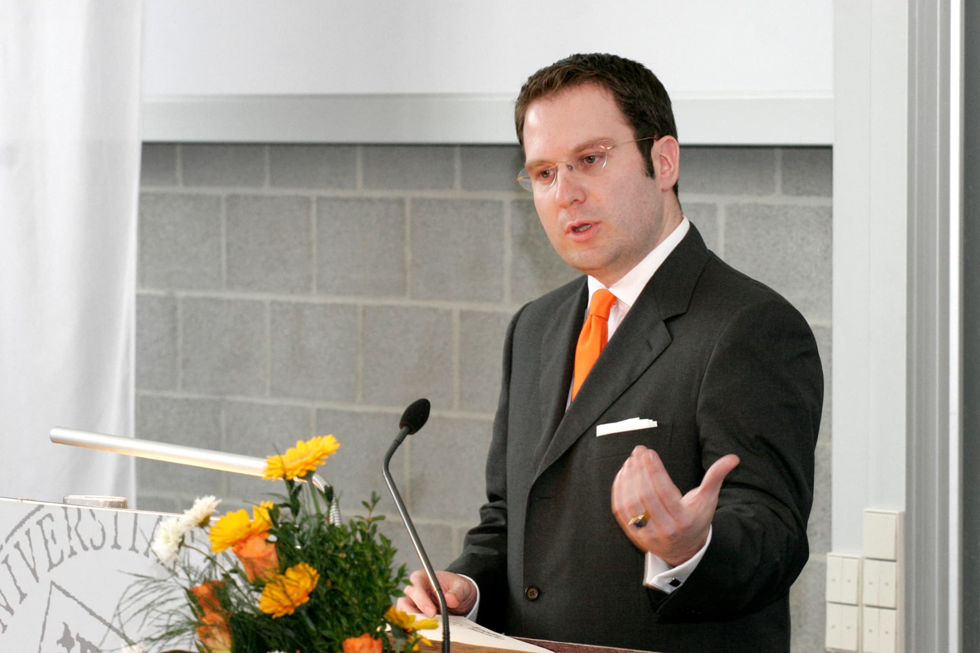 Peter Kreutz hält einen Vortrag am Rednerpult