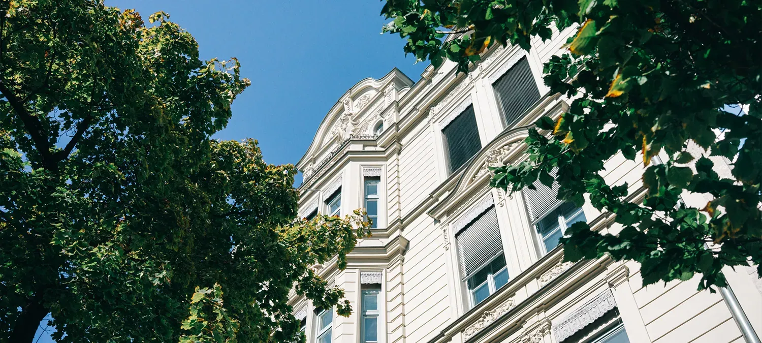 Historische Fassade der Kanzlei Kreutz in Augsburg