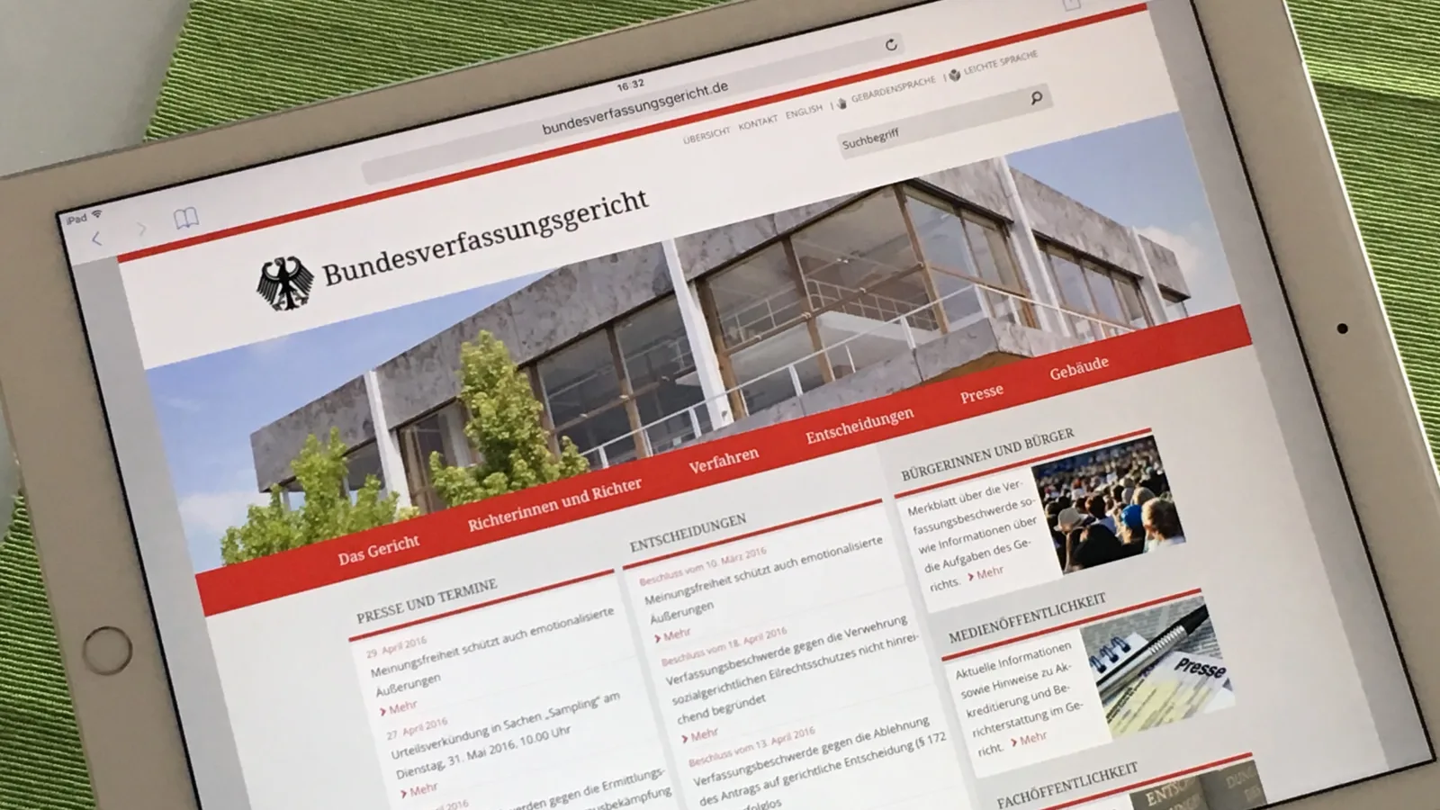 Tablet mit der Website des Bundesverfassungsgerichts