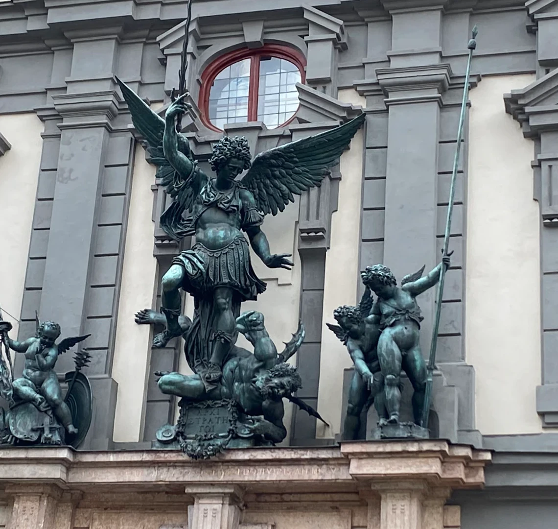 Engelgruppe am Augsburger Zeughaus