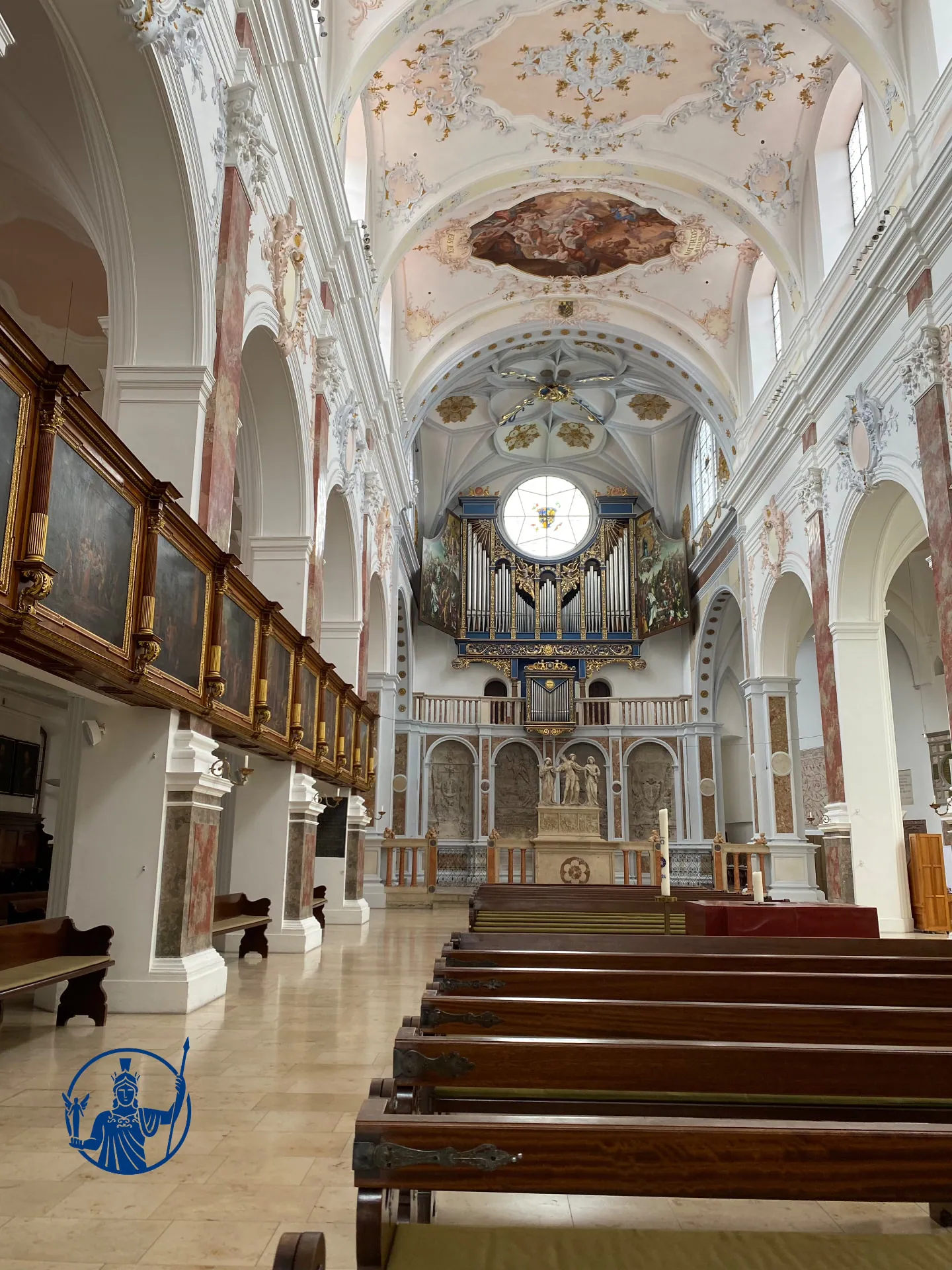 Heller Kirchenraum von St. Anna in Augsburg