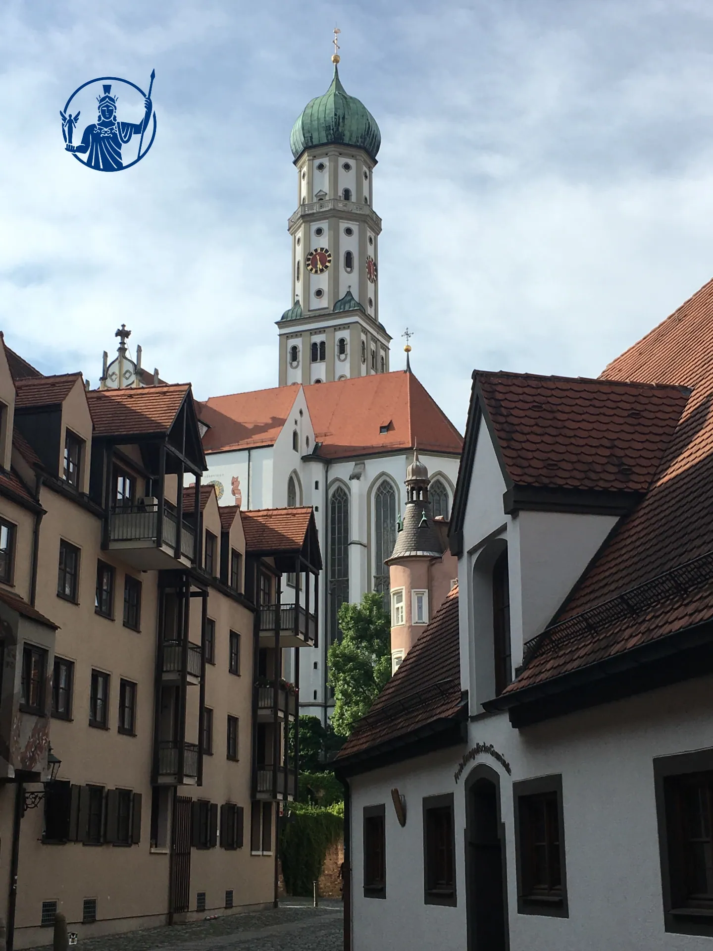 Blick durch eine Augsburger Altstadtgasse auf St. Ulrich und Afra
