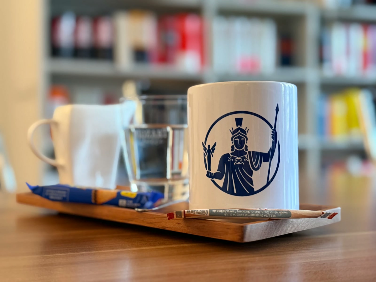 Kaffeetasse mit Kanzlei-Logo auf einem Tablett im Kanzleibüro