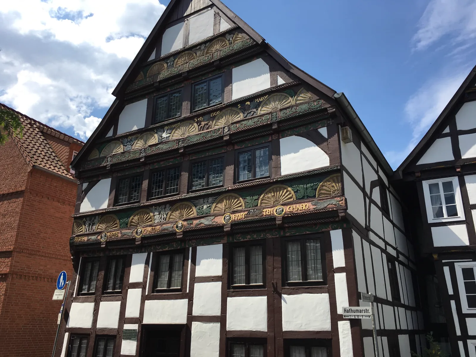 Drei Erben vor einem Elternhaus