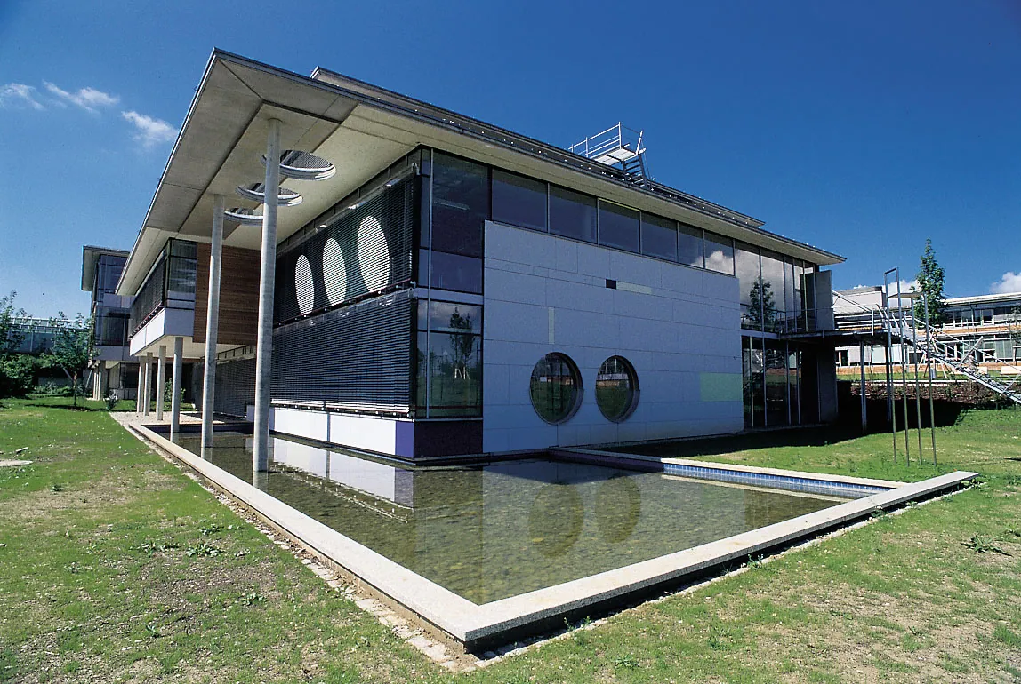 Gebäude der Universität Augsburg mit Wasserbecken