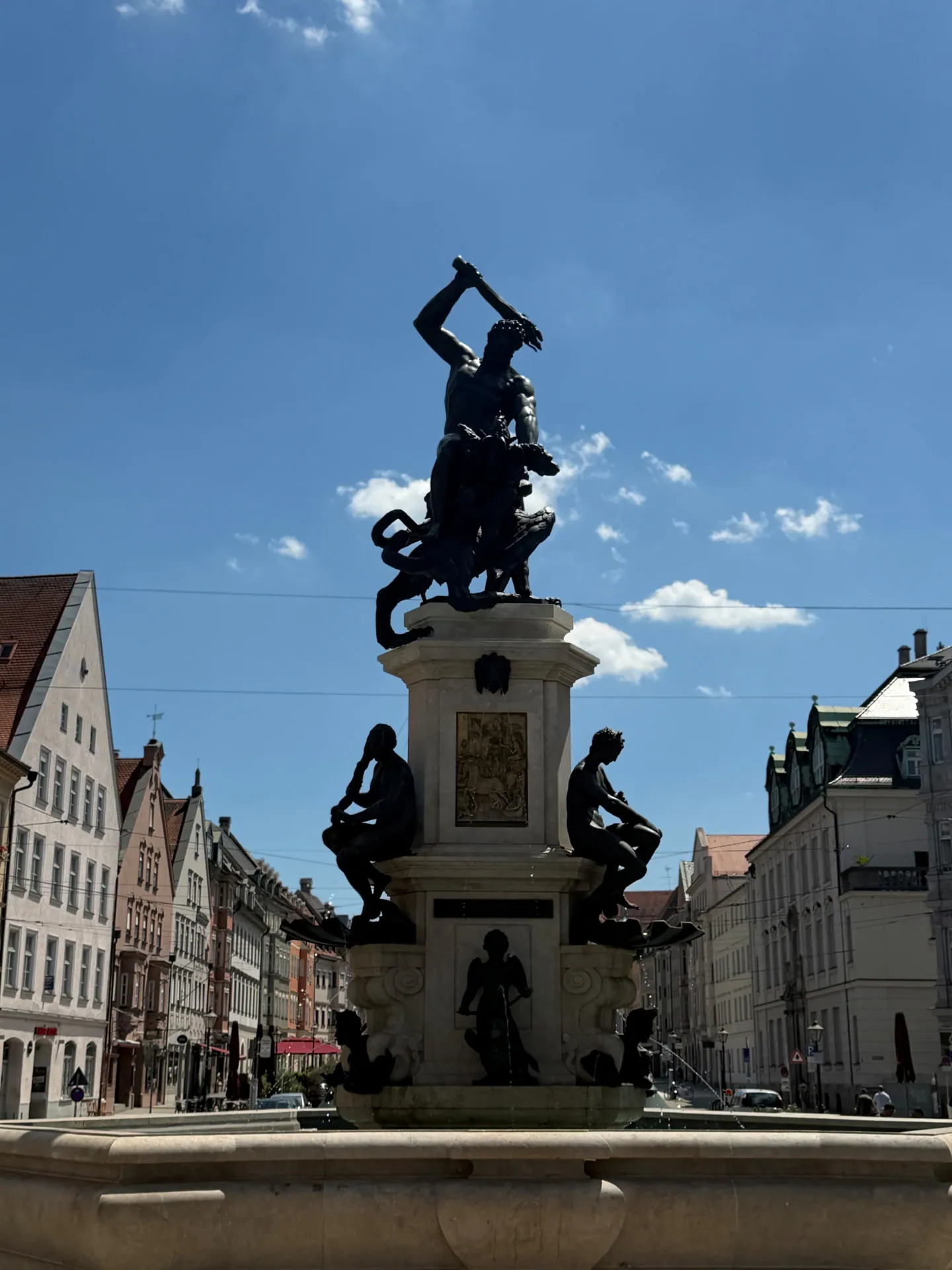 Herkulesbrunnen auf der Maximilianstraße in Augsburg