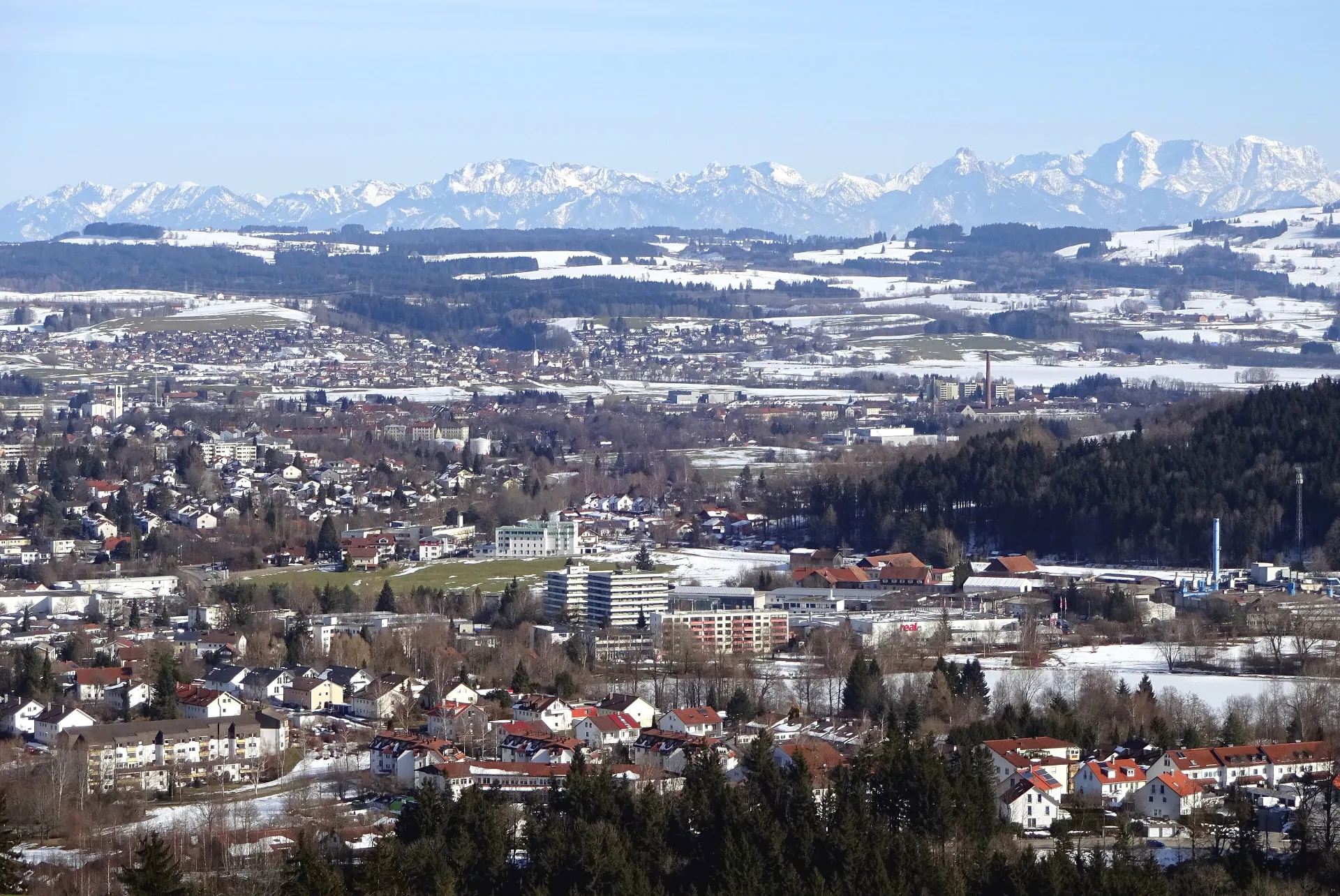 Blick vom Mariaberg über Kempten bis zu den Allgäuer Alpen