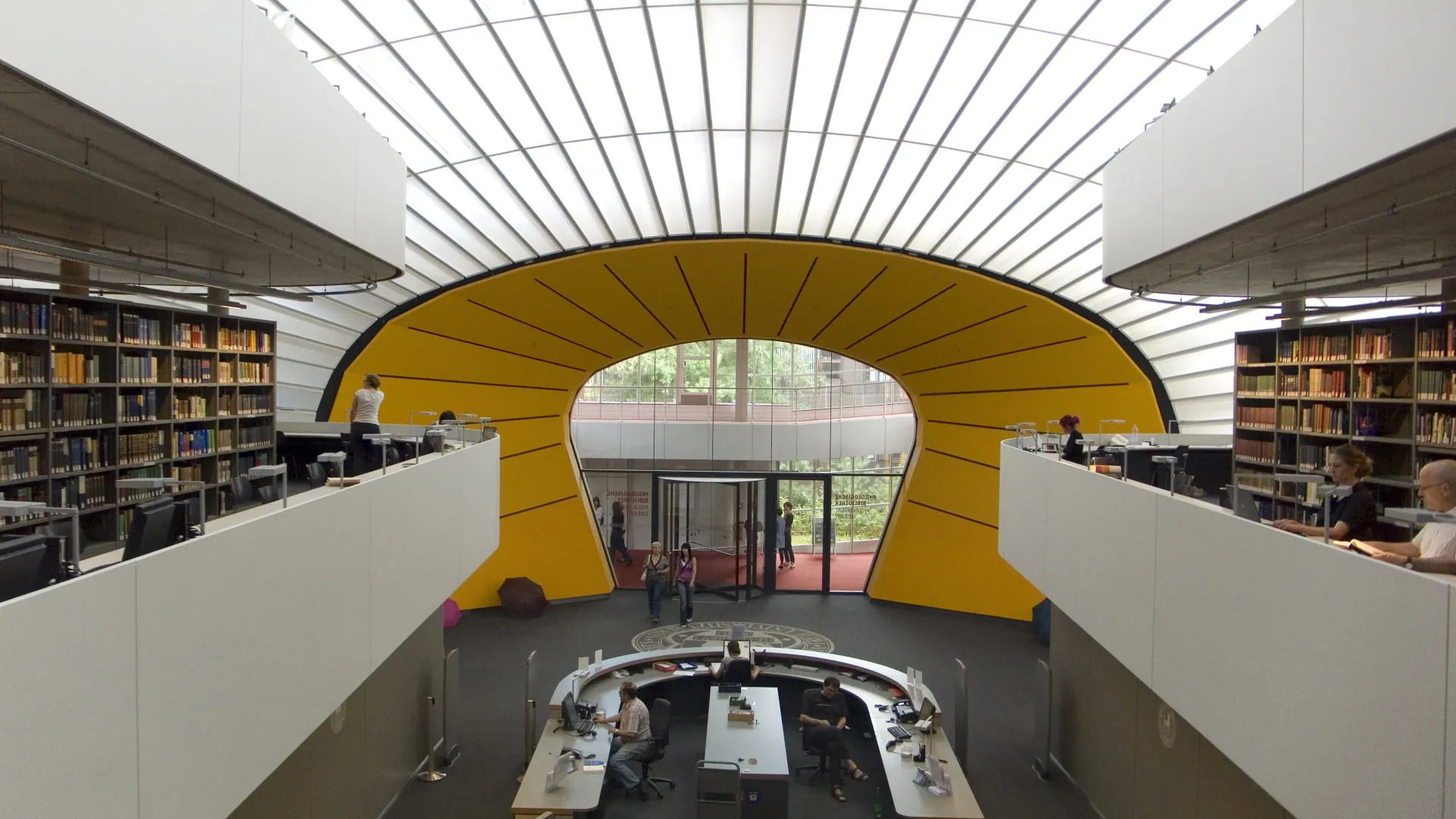 Philologische Bibliothek der Freien Universität Berlin mit gelbem Bogen