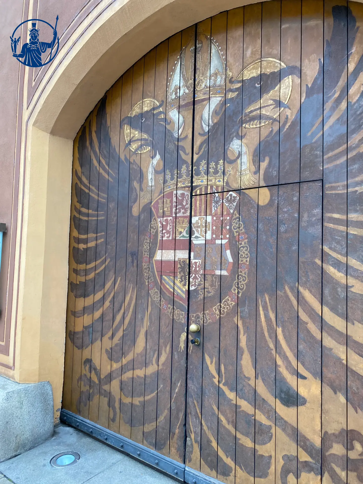 Historisches Augsburger Tor mit Doppeladler