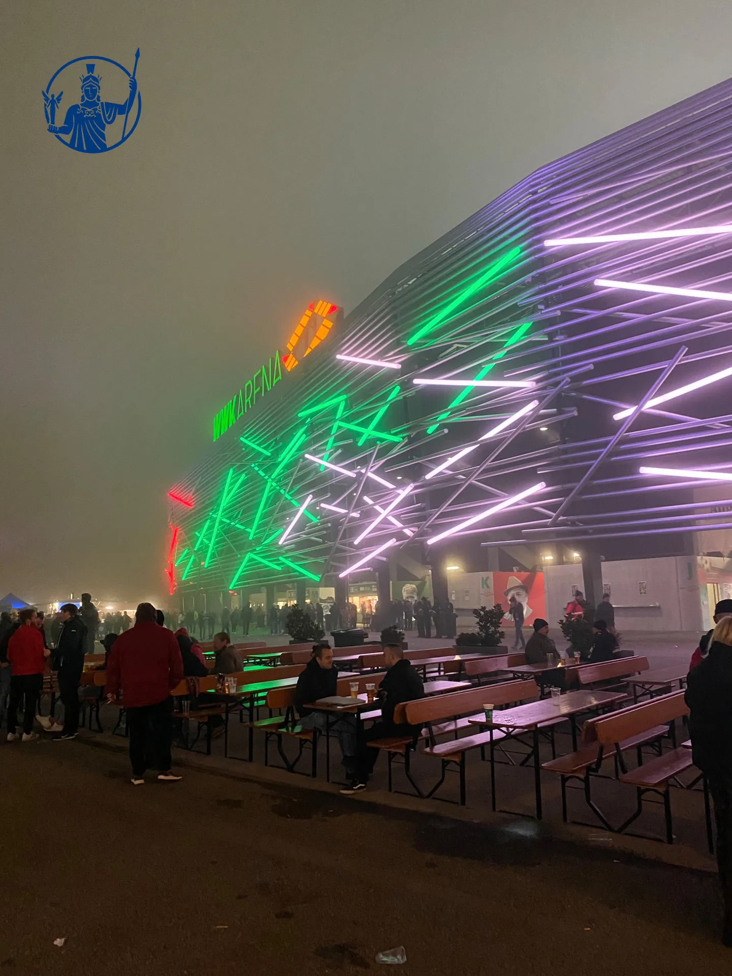 Die beleuchtete WWK Arena am Abend