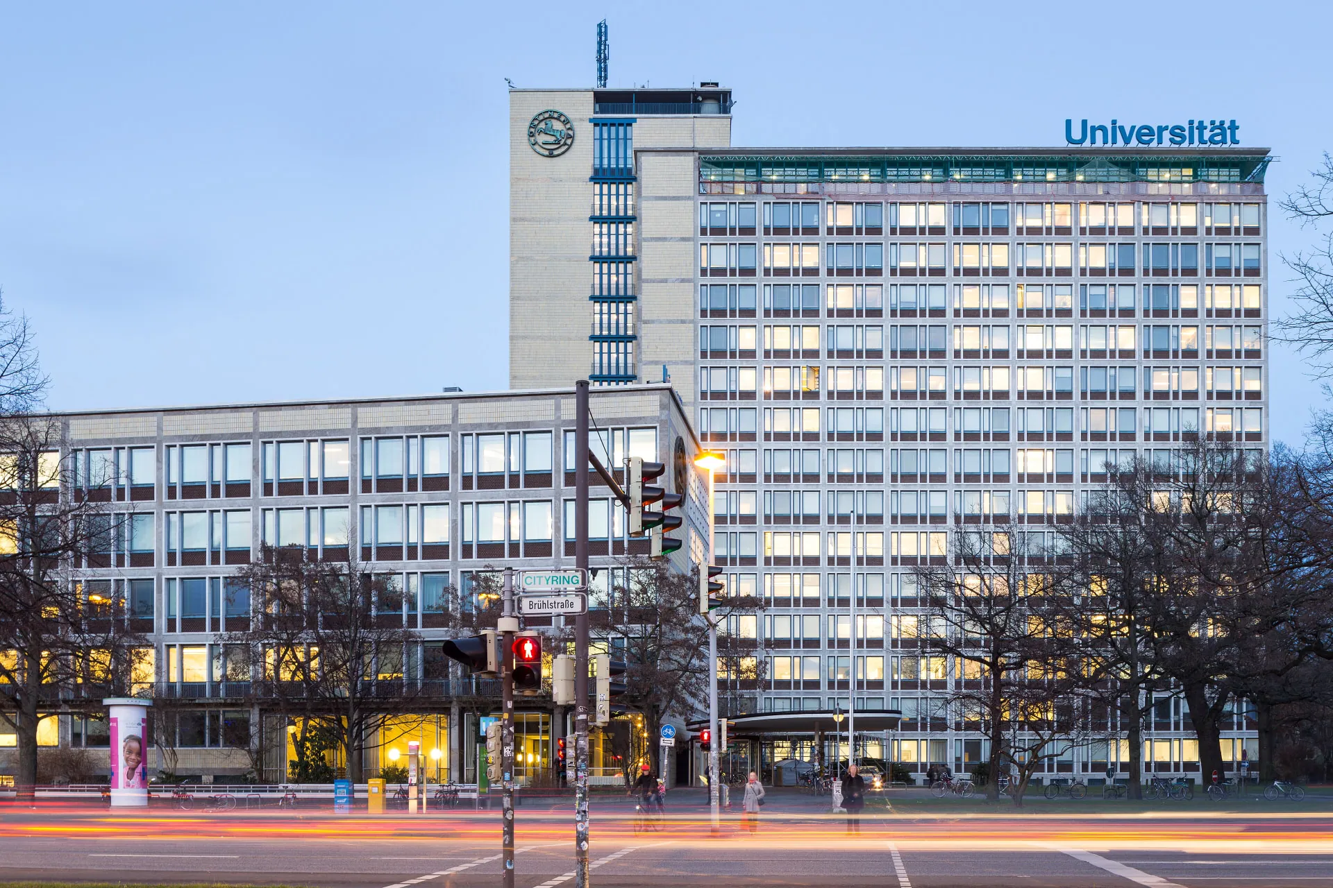 Conti-Hochhaus der Leibniz Universität Hannover am Abend