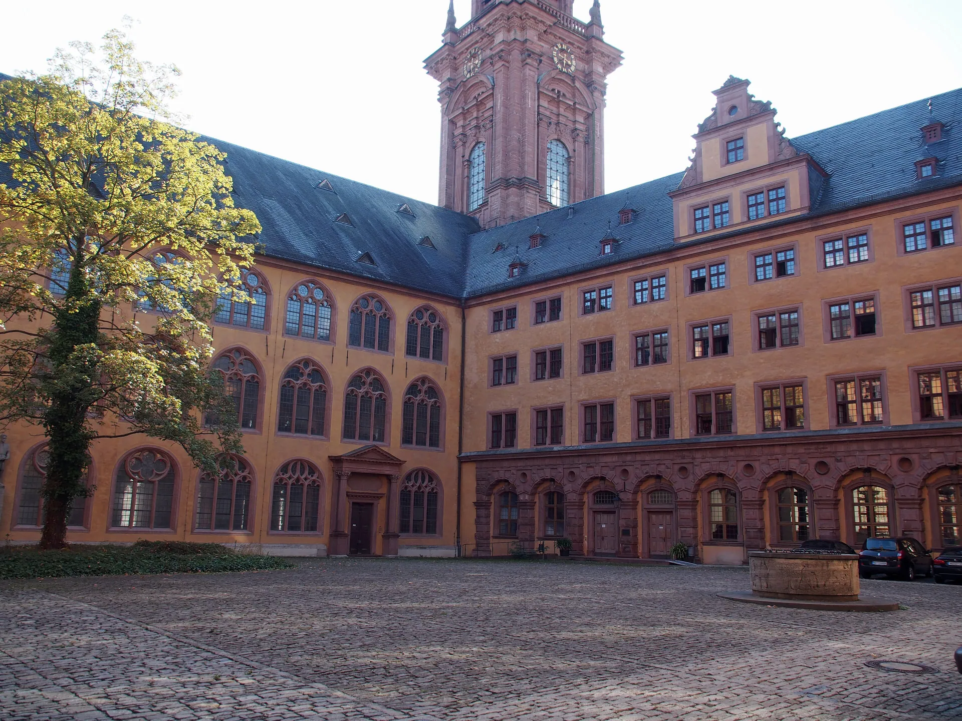 Innenhof der Alten Universität Würzburg mit Neubaukirche