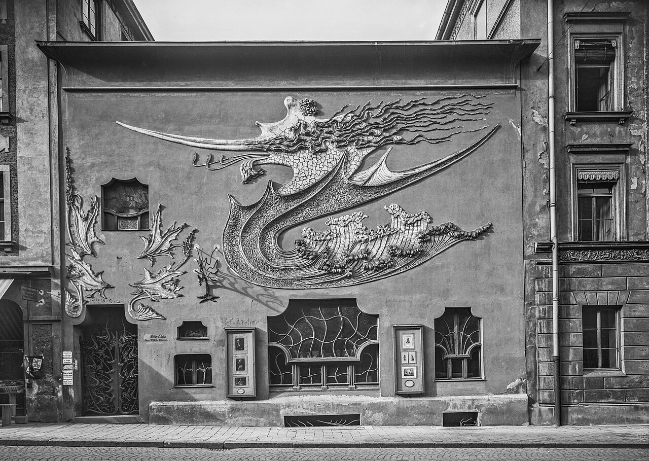 Jugendstilfassade des Hofateliers Elvira in der Von-der-Tann-Straße in München