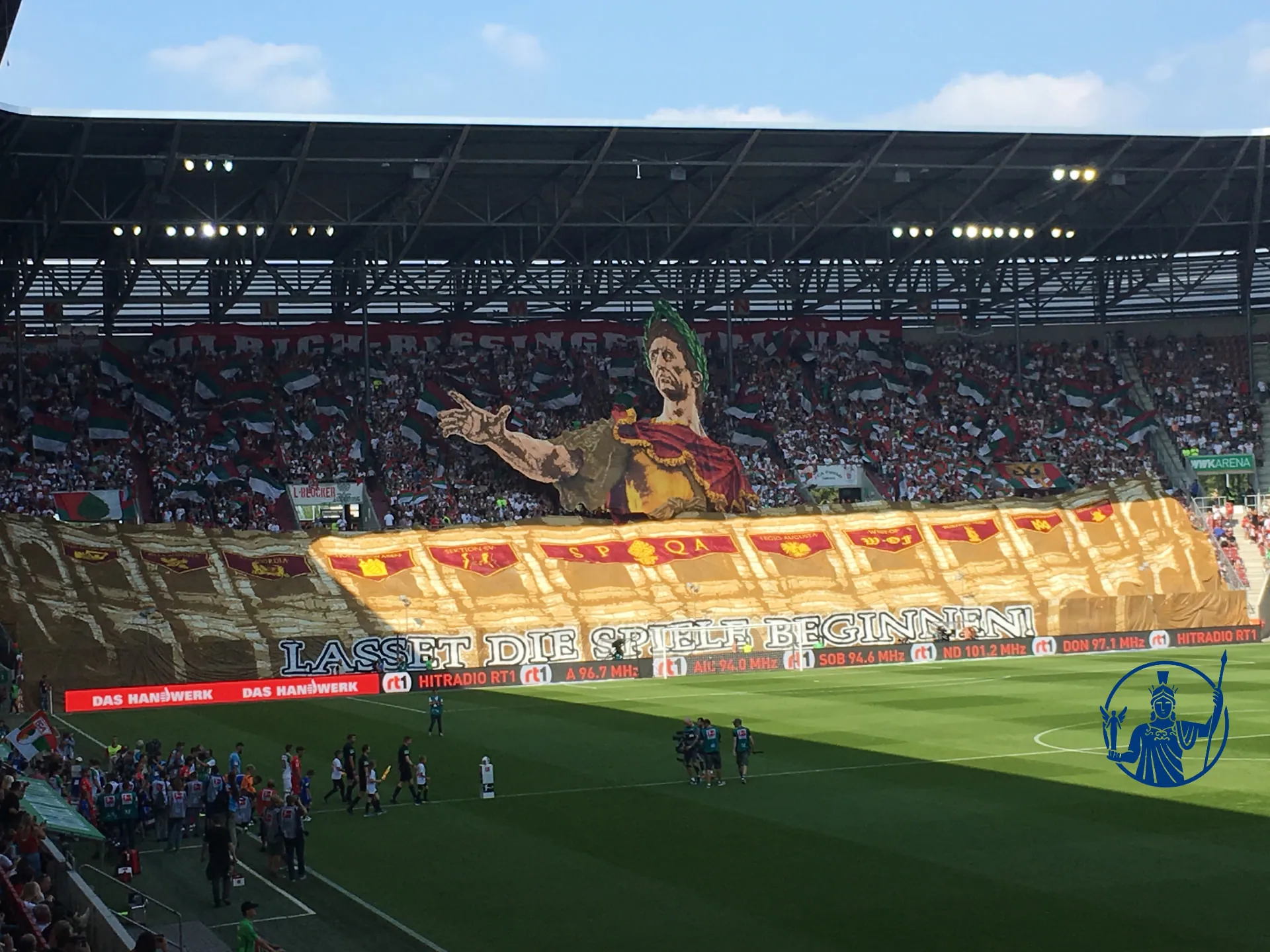 Choreografie der Fans des FC Augsburg im Stadion