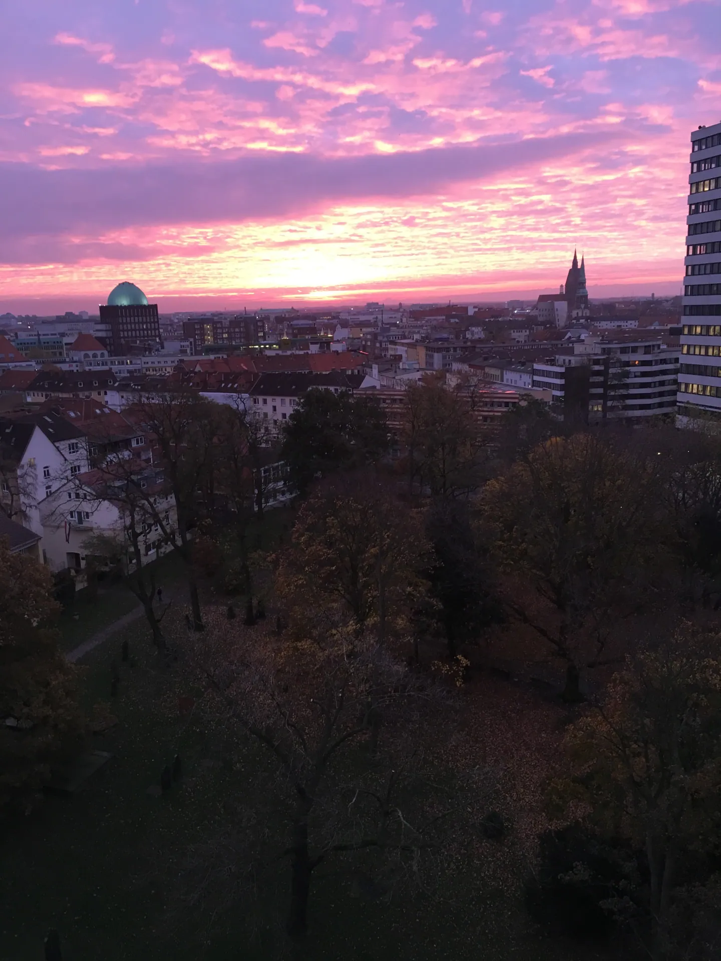 Sonnenaufgang über Hannover mit Stadtmauer und Kirchen