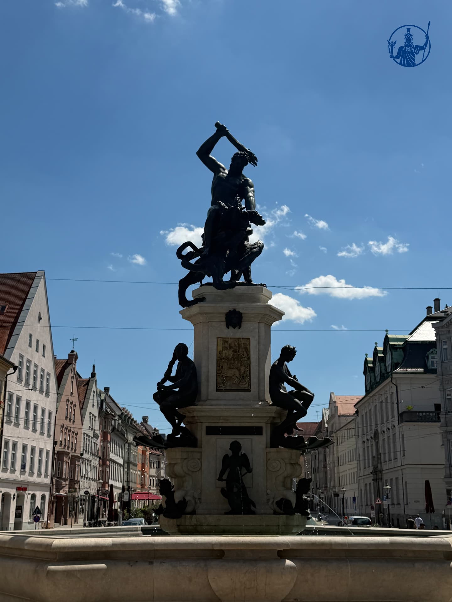 Herkulesfigur des Herkulesbrunnens vor blauem Himmel