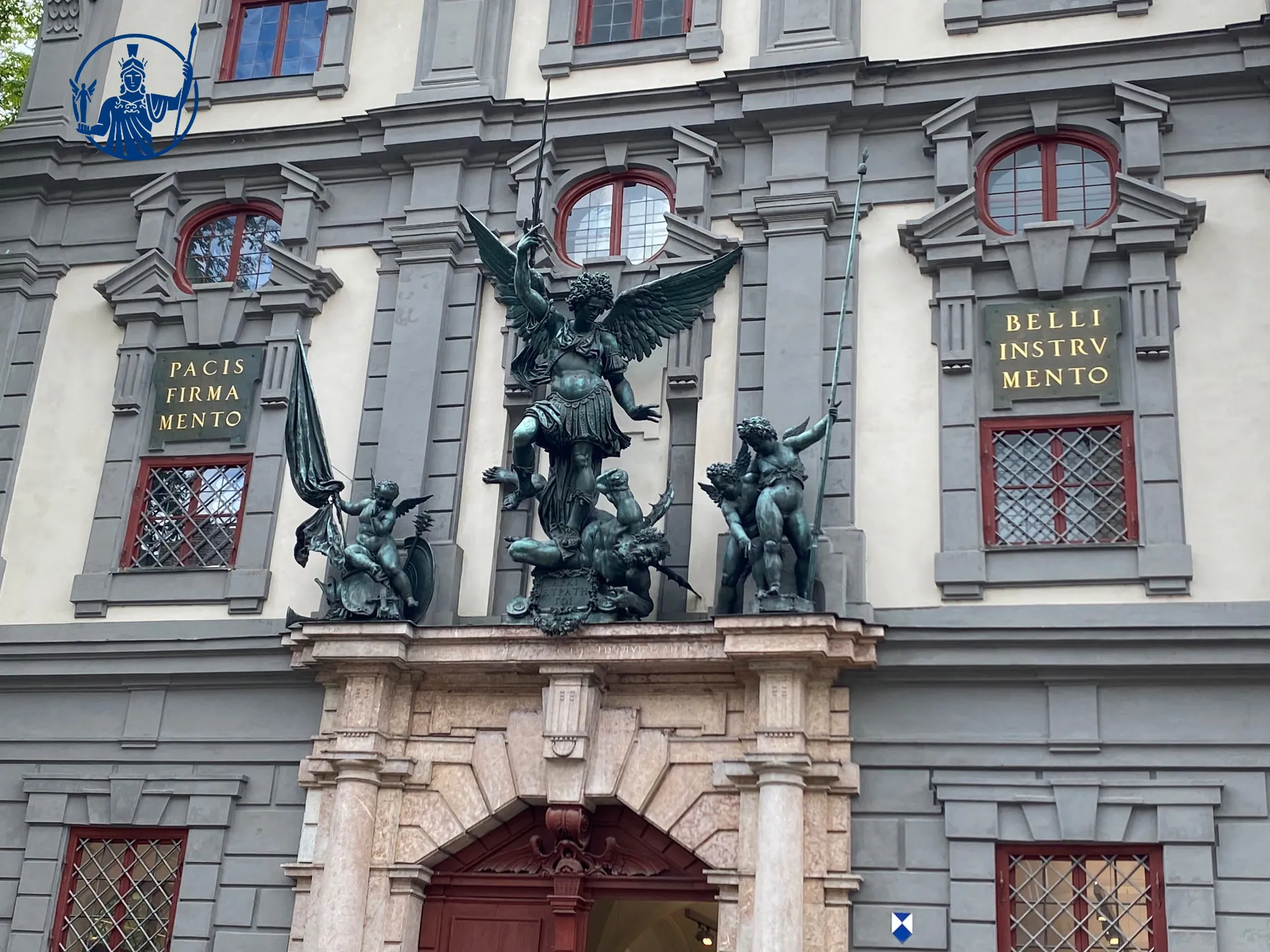 Michaelsgruppe über dem Portal des Augsburger Zeughauses