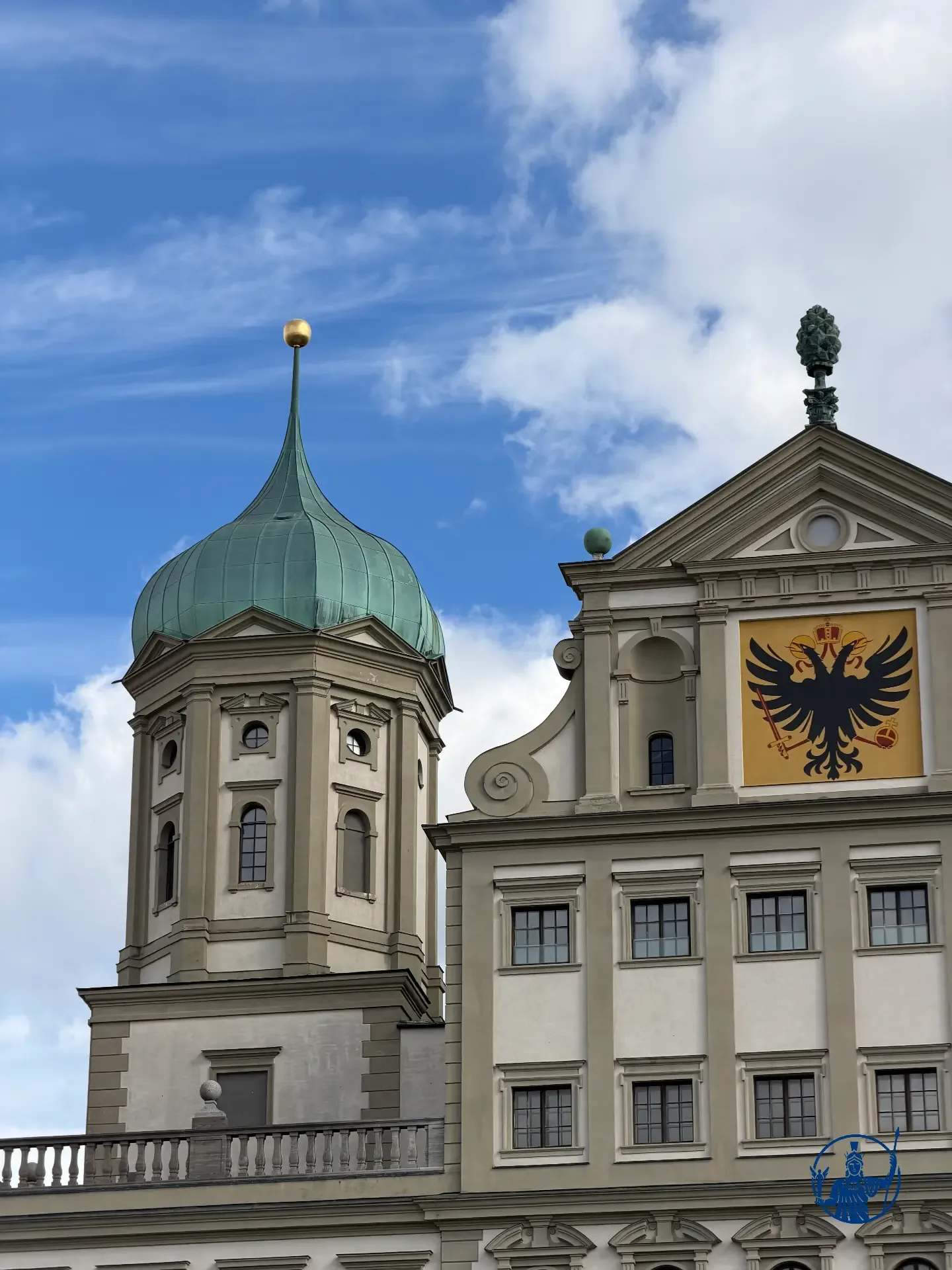 Detailansicht des Augsburger Rathauses von unten: Turm mit Zwiebelhaube, Renaissancegiebel mit Reichsadlerwappen und Zirbelnuss