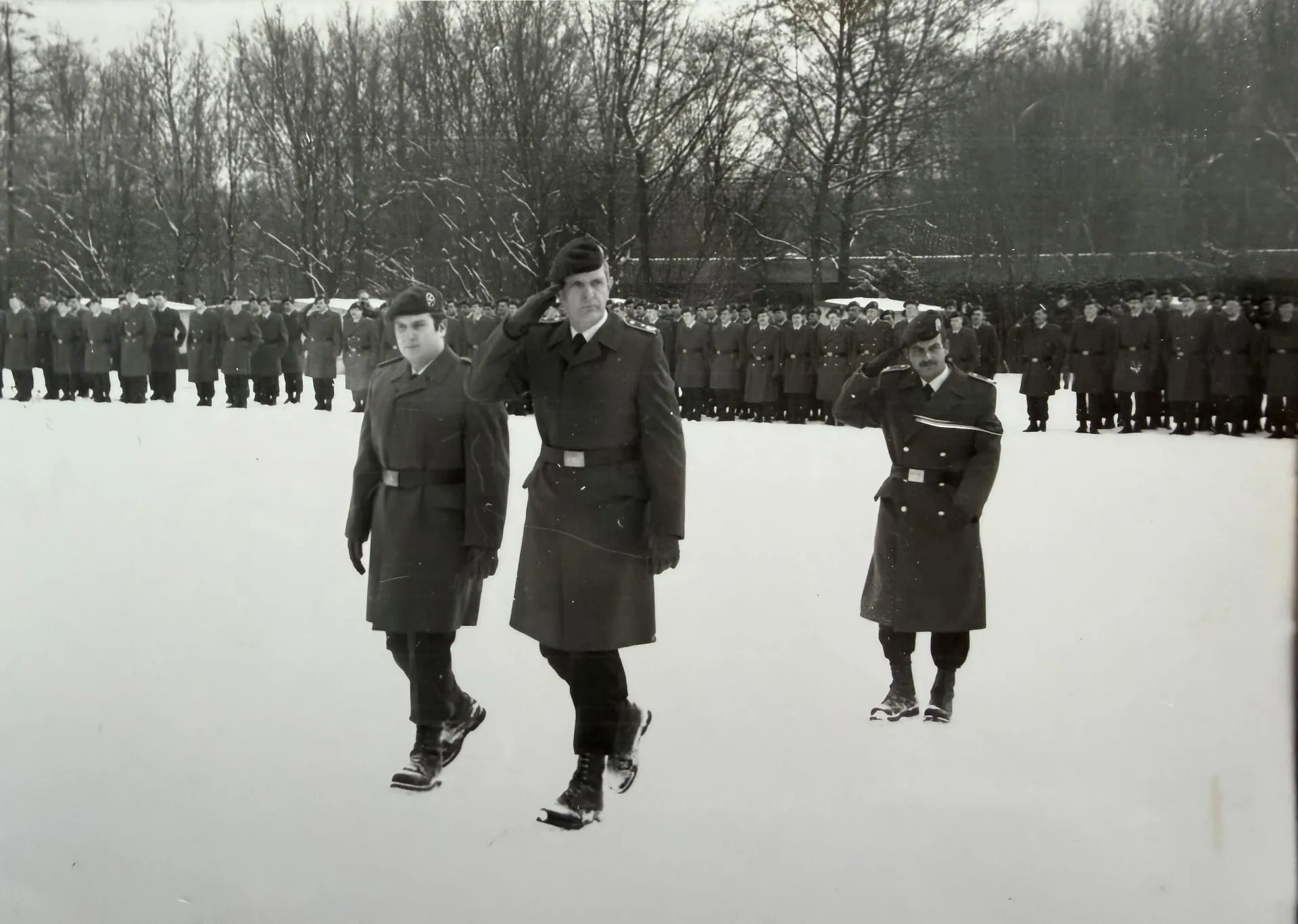 Peter Kreutz bei einer militärischen Formation des Fernmelderegiments 220 im Schnee