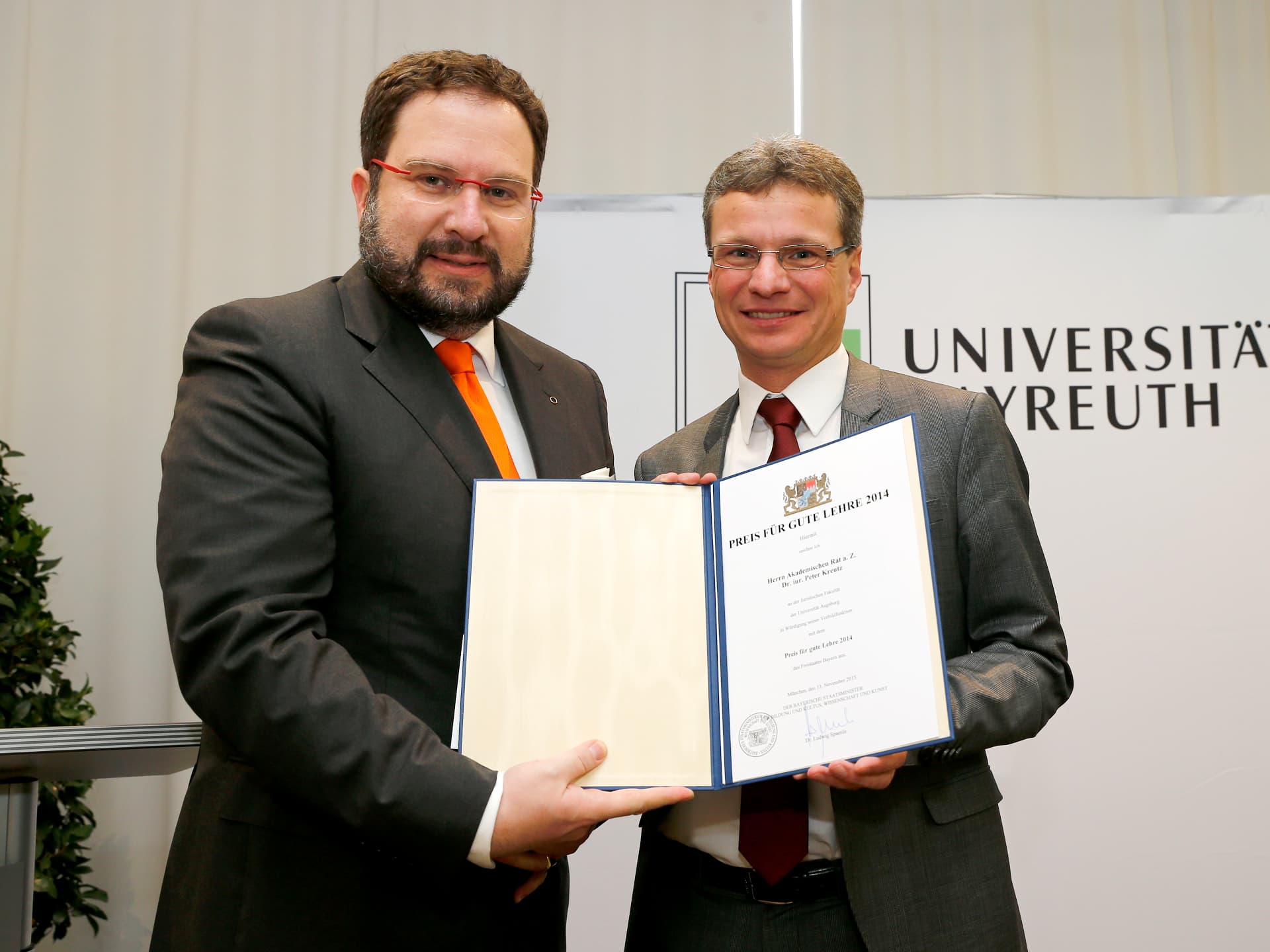 Peter Kreutz erhält von Staatssekretär Bernd Sibler den Preis für gute Lehre