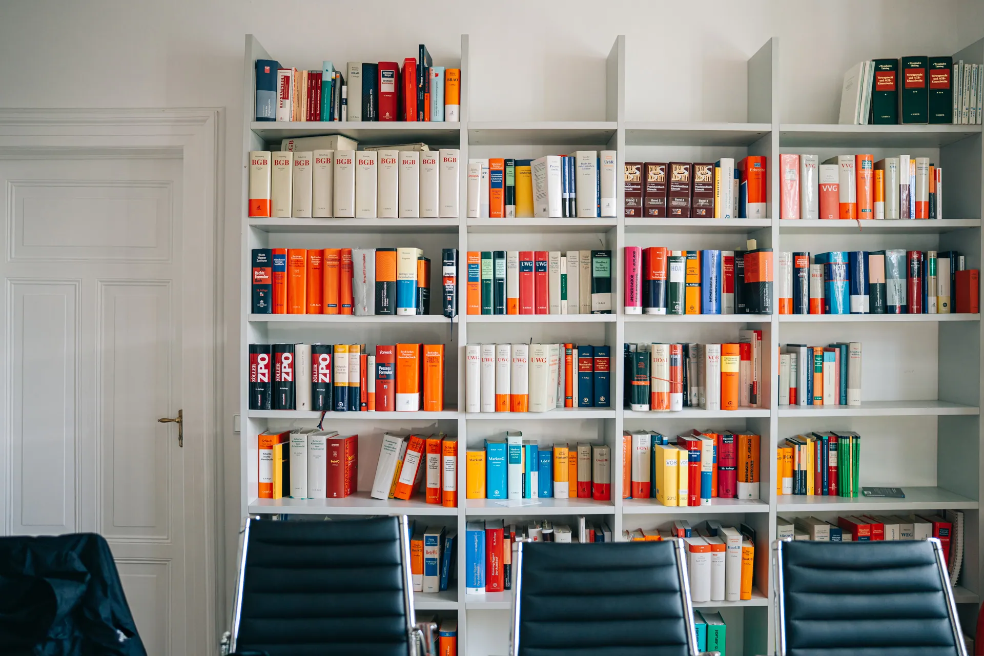 Bibliothek mit juristischen Fachveröffentlichungen