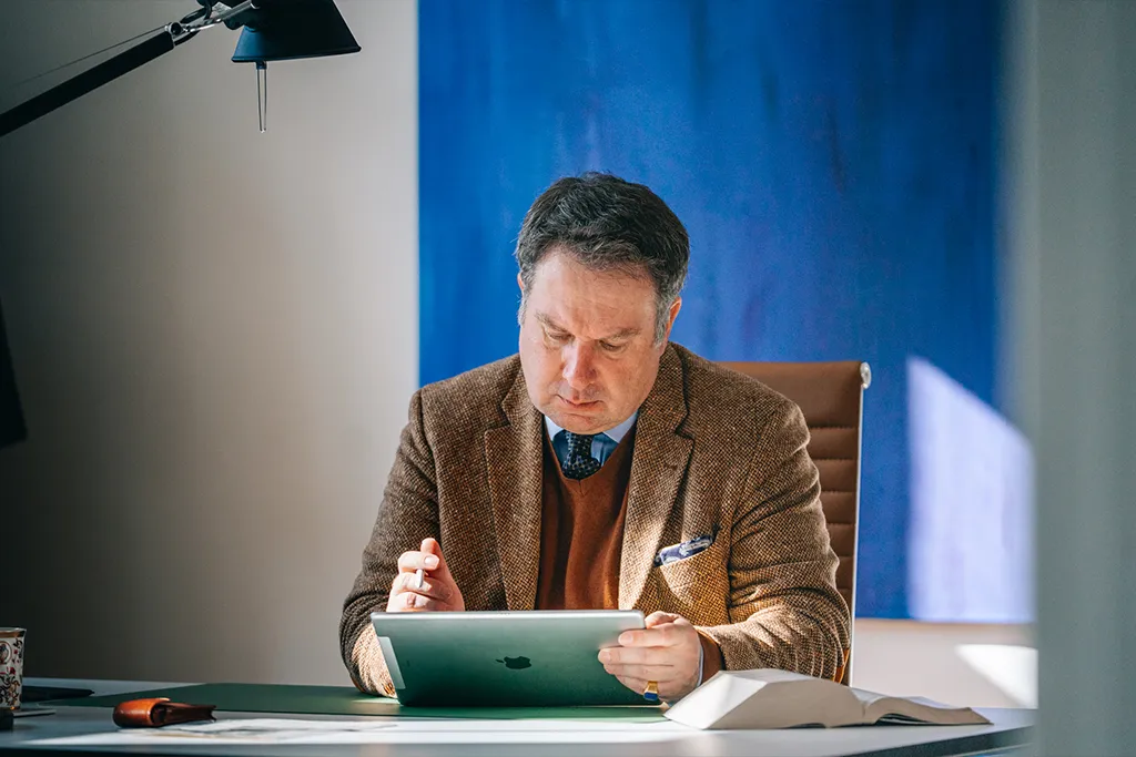 Professor Dr. iur. Peter Kreuz recherchiert juristische Inhalte im Bereich Medienrecht an seinem Tablet