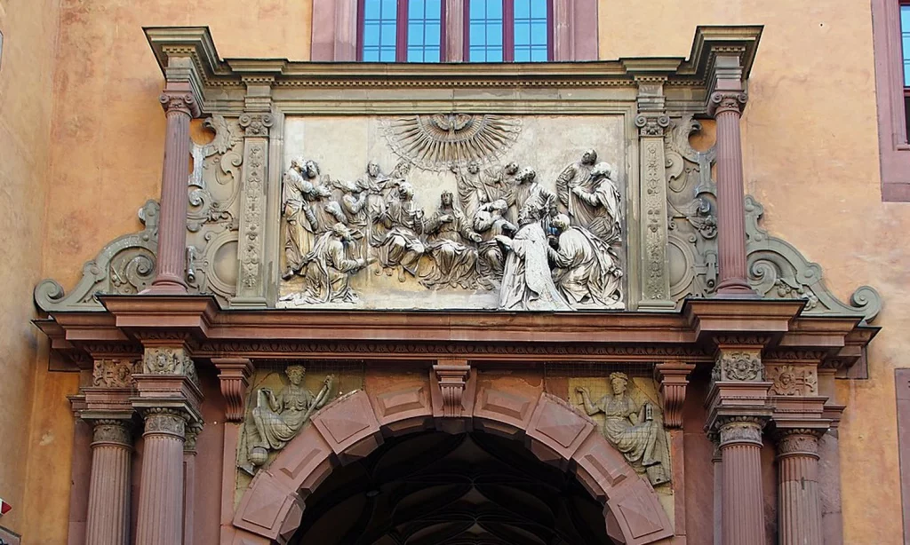 Relief an der Fassade der Julius Maximilians Universität Würzburg