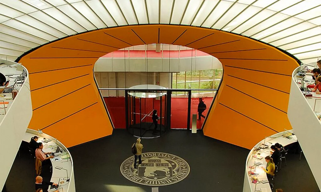 Architektur und Lernbereich der Freien Universität Berlin mit zentralem Eingangsbereich