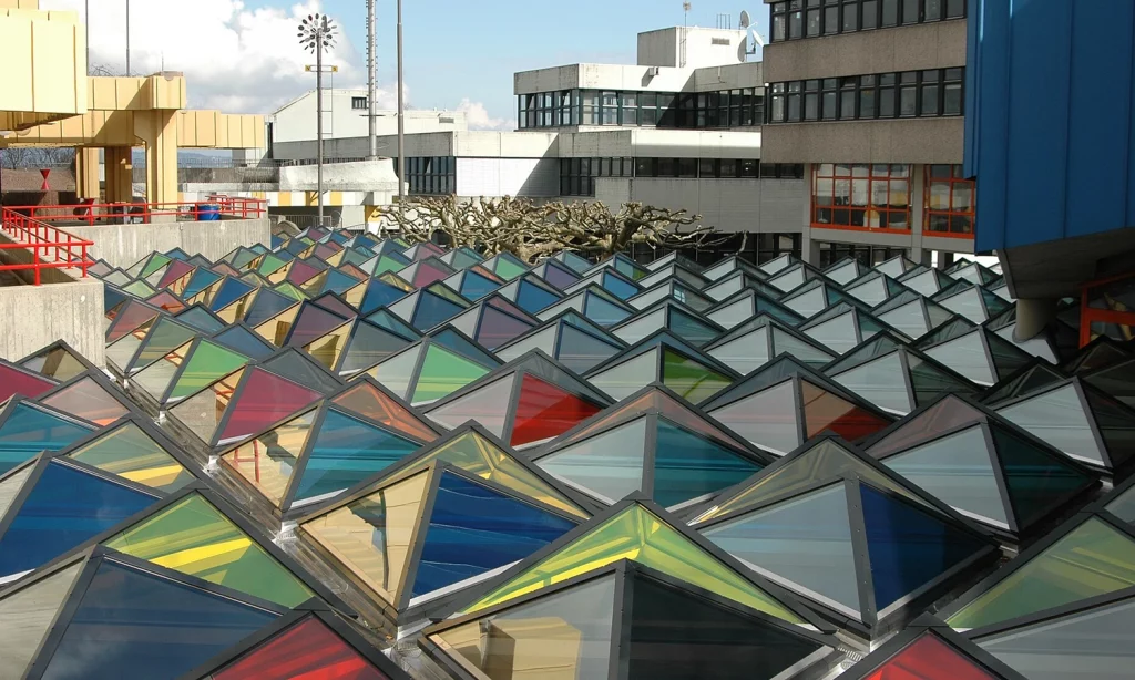 Farbige Glasdächer und Universitätsgebäude auf dem Campus der Universität Konstanz