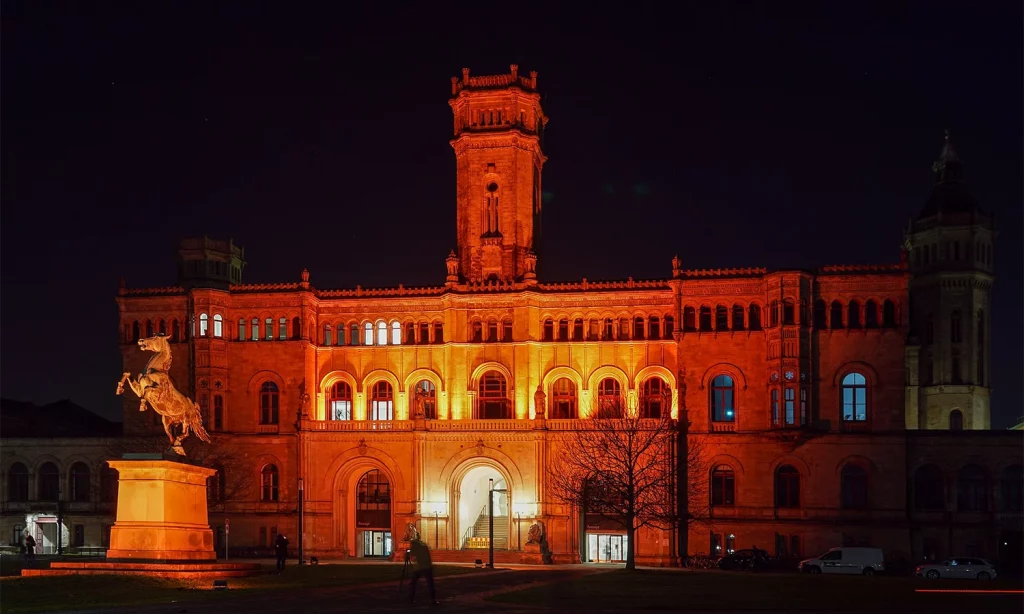 Historische Fassade der Leibniz Universität Hannover bei Nachtbeleuchtung