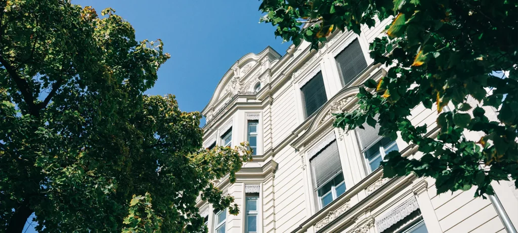 Außenansicht auf die historischen Fassade der Kanzlei Kreuz in Augsburg.
